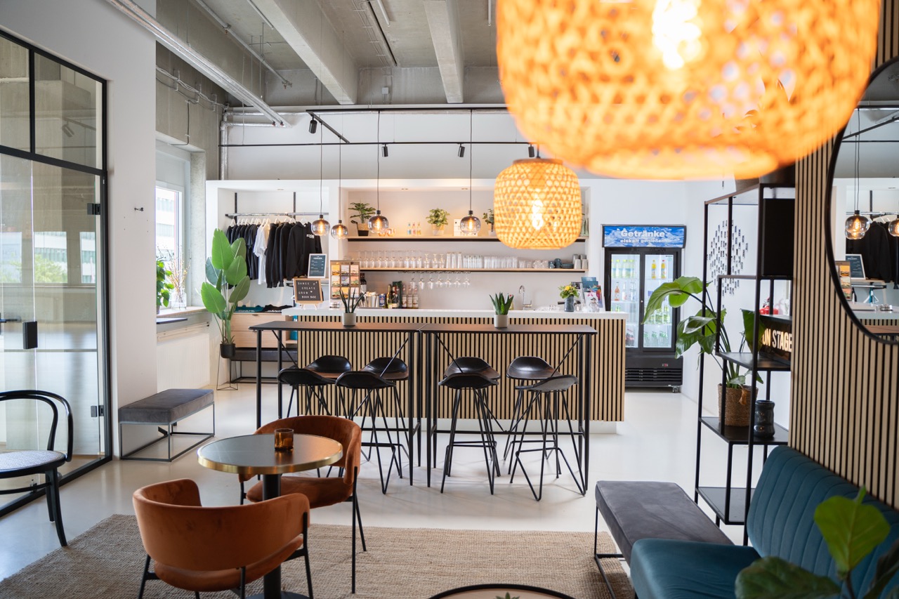 Bar mit warmer Beleuchtung im Empfangsbereich von Boom Base