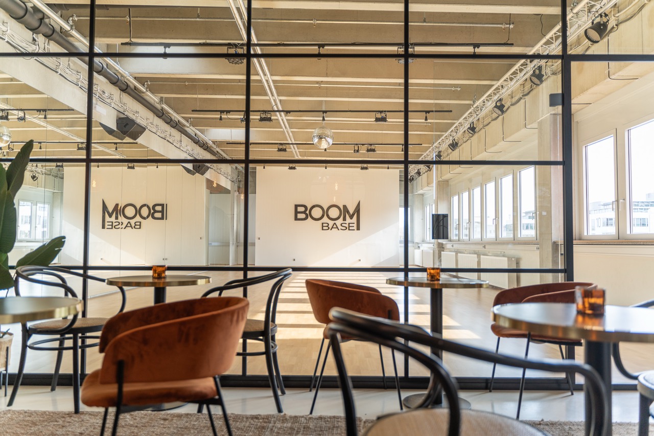 Lounge- und Wartebereich von Boom Base mit Sesseln und Tischen