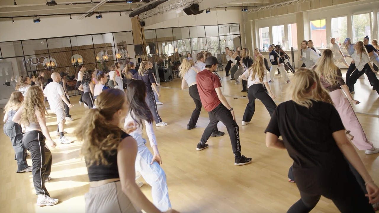 Erwachsene tanzen gemeinsam in einem Kurs im Tanzsaal von Boom Base