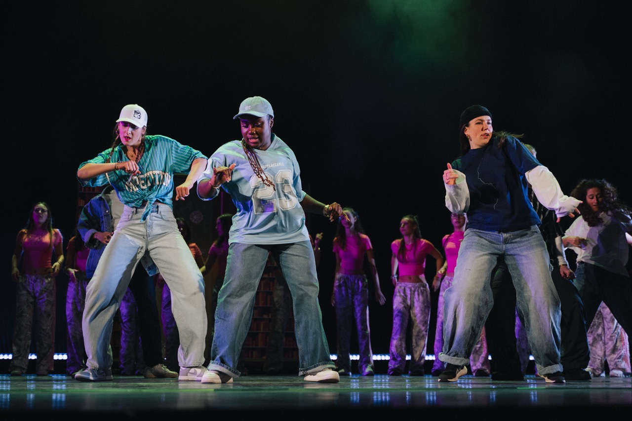 Vorschaubild: Hip-Hop-Crew von Boom Base auf der Bühne. Video auf YouTube ansehen