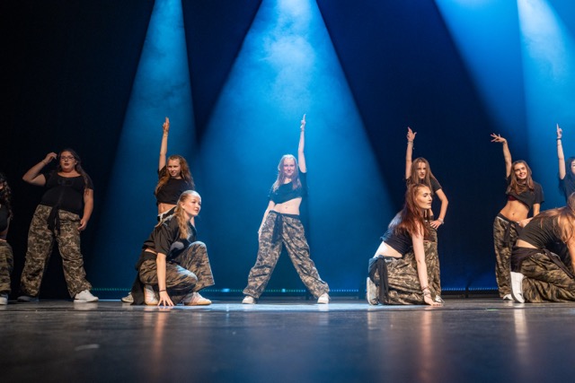 Teens tanzen Female Hip Hop unter blauen Scheinwerfern